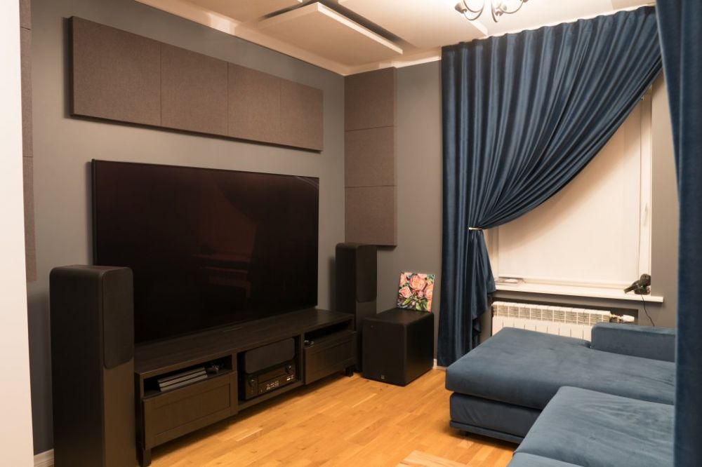 Acoustic treatment of a home cinema hall