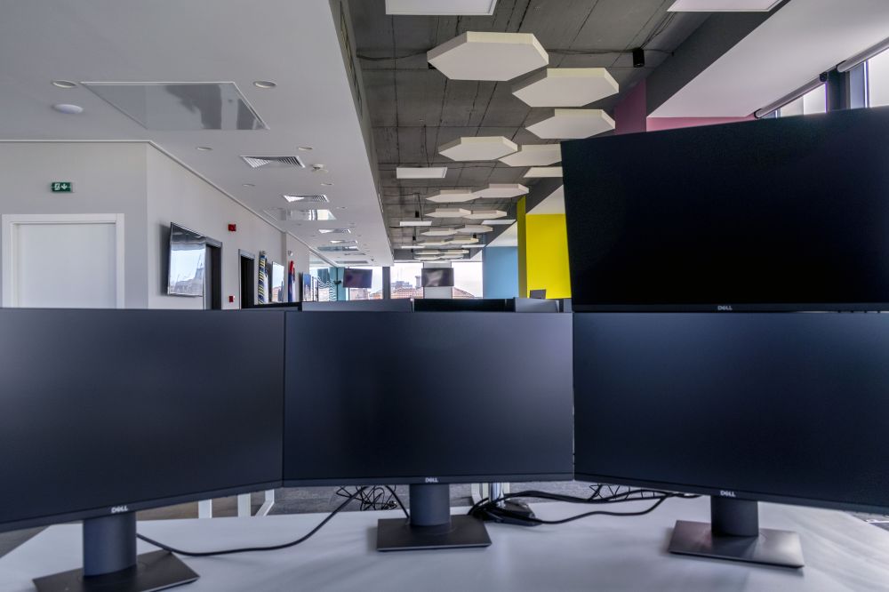 Acoustic baffles in an IT office