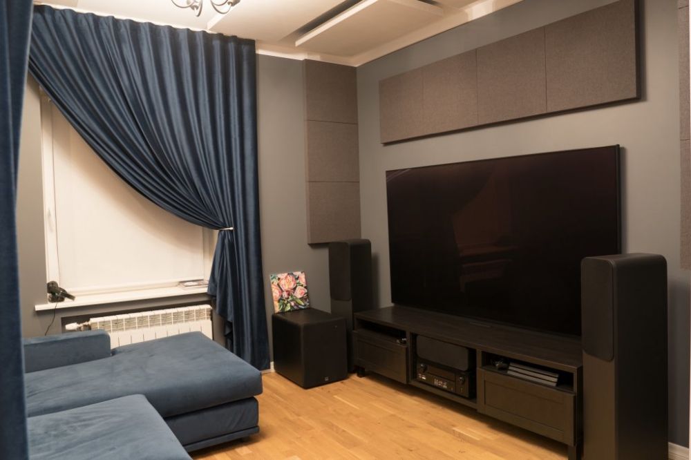 Acoustic treatment of a home cinema hall