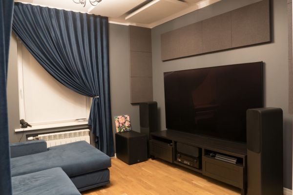 Acoustic treatment of a home cinema hall