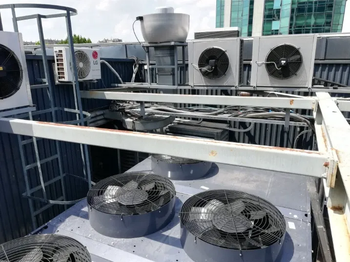 Soundproofing rooftop chillers at Banca Intesa