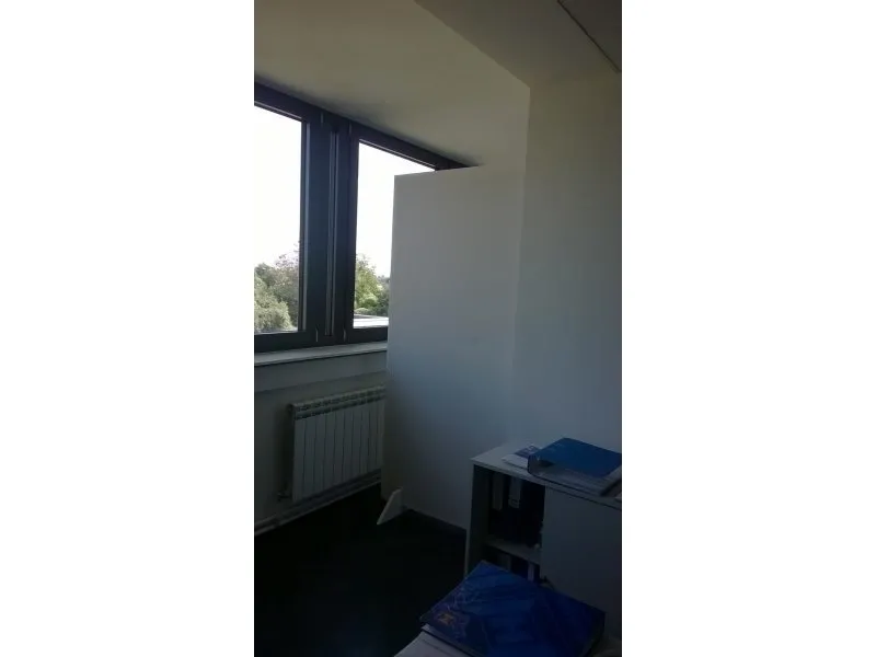 Аcoustic screen in an office with reverberation